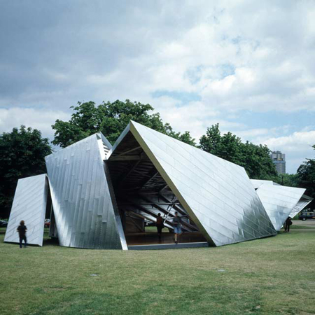 Pavilhão em aluminio de Daniel Libeskind que faz alusão a um origami